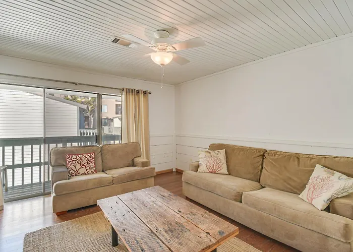 Next To Public With Pool! Apartment Gulf Shores