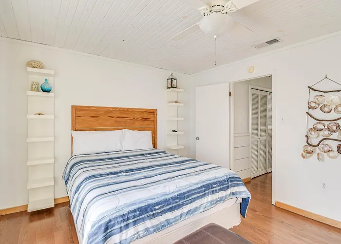 Next To Public With Pool! Apartment *