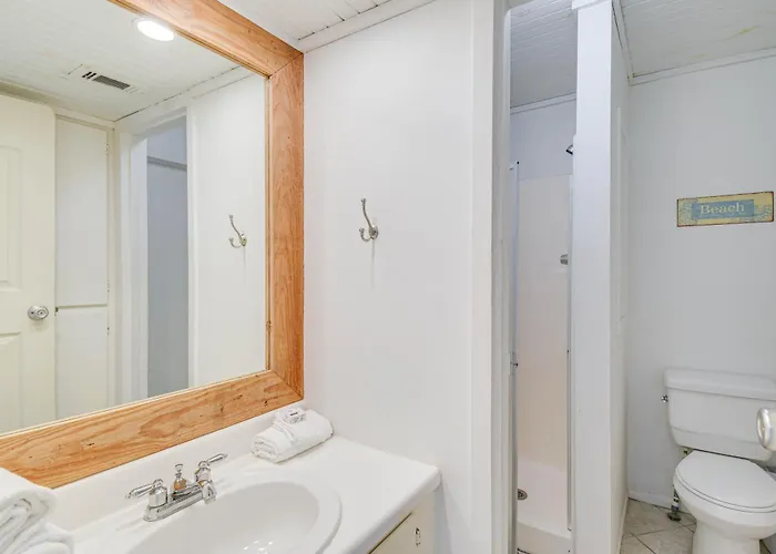Next To Public With Pool! Apartment
