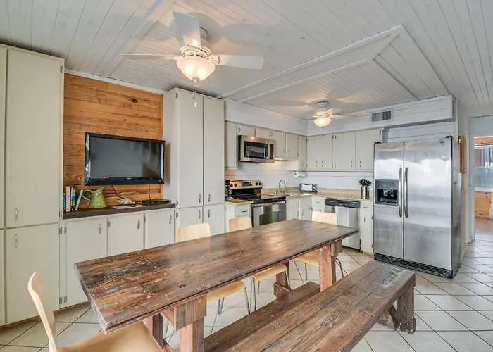Next To Public With Pool! Apartment