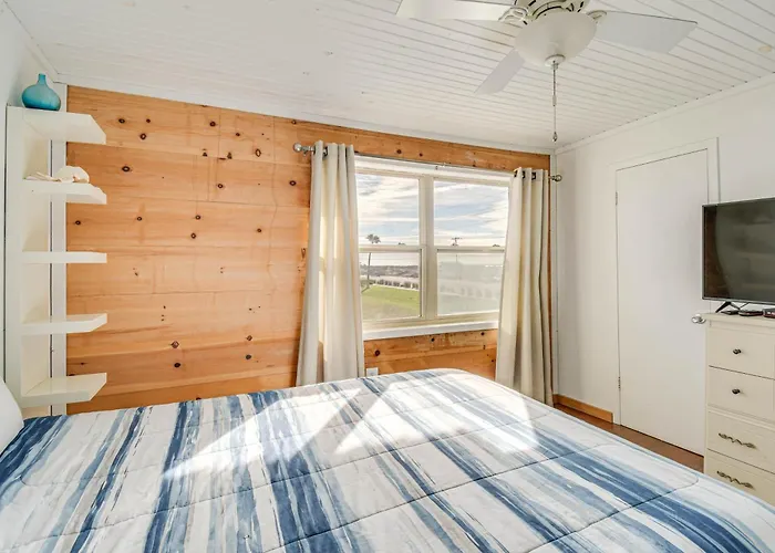 Apartment Next To Public With Pool!