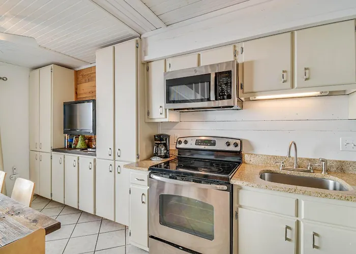 Next To Public With Pool! Apartment