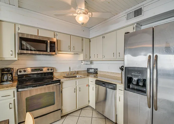 Next To Public With Pool! Apartment Gulf Shores