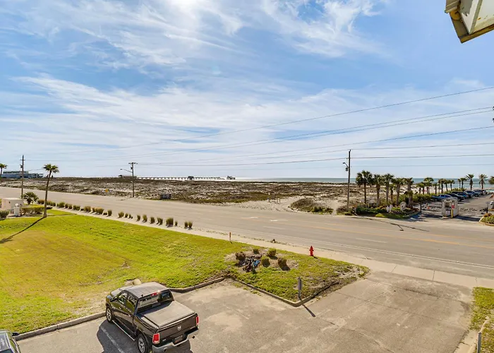 Next To Public With Pool! Apartment Gulf Shores